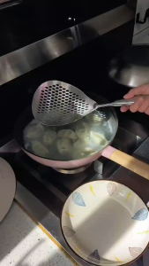 1 Piece Stainless Steel Large Colander Skimmer Kitchen Strainer for Frying and Fondue Drain Accessories for Cooking and Baking