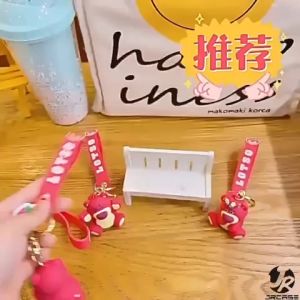 Gantungan Kunci Lucu 3D Lotso Strawberry + Tali Tulisan Lotso & Mini Strawberry + Kaitan Keychain Tas Key Chain Disney Karakter Kartun Gantungan Kunci Motor Mobil Rumah Bag Hadiah Gift Souvenir Ultah Ulang Tahun