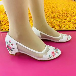 ปัก ตาข่าย รองเท้าแบบสวมสําหรับผู้หญิง ฤดูร้อน 2024 ใหม่สแควร์เต้นรําส้นหนา ชนเผ่า สไตล์ดอกไม้ ดีไซน์ ลำลอง รองเท้าแตะสุภาพสตรี