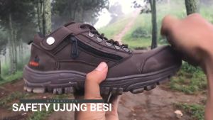 Sepatu Safety Low Proyek & Ujung Besi: Pilihan Terbaik untuk Bengkel Motor