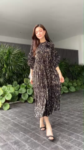 เดรสอัดพลีท งาน AA Premium 🥰 แพตเทิร์นคอกลม แขน 3 ส่วน ดีเทลแต่ง แขนพุ่ม 🌸🌺🌸🌺 เพิ่มความปัง ด้วยการตัดต่อระบาย ระย้า ตรงชายเดรสถึง 3 ชั้น สวยงาม แบบเกร๋กรุบมว้ากกกการ  💫💫💫💫💫      ผ้าอัดพลีสเนื้อเด้ง เลเซอร์สีทอง ลงในเนื้อผ้า เพิ่มความบริ๊ง ระยิบร