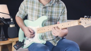 JA-01 แอมป์มินิกีตาร์แบบพกพา กีตาร์ไฟฟ้าในตัวฟังก์ชั่นการประมวลผลเสียงประกอบด้วยเอฟเฟกต์เสียง ที่ชัดเจน และเพี้ยน