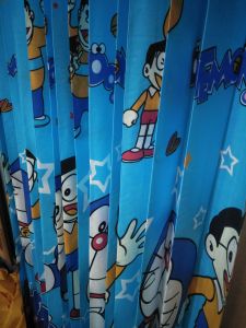 Gorden ukuran 200x200 motif Doraemon plisket model cantolan kawat