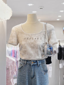 เสื้อยืดคอกว้างทรงเข้ารูปสำหรับผู้หญิงในช่วงฤดูร้อนปี 2025 ทรงเข้ารูปเอวเข้ารูป เสื้อแขนสั้นทรงเข้ารูปสไตล์หวานและเผ็ดร้อน