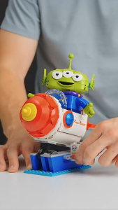 [BrickStory] LEGO Disney and Pixar Toy Story Alien with Pizza Planet Rocket Ride (43307)(714 Pieces)