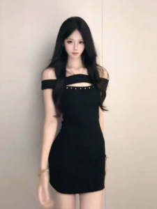 CHANGTONG | ชุดเดรสสีดำเข้ารูปเอวสูง ทรงเข้ารูป แขนกุด คอวี กระโปรงทรงเอ ผ้าฝ้ายผสมโพลีเอสเตอร์ ฤดูร้อน 2025 สำหรับผู้หญิง