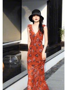 ชุดเดรสยาวผ้าชีฟองพิมพ์ลายดอกไม้สีแดงสไตล์วันหยุด กระโปรงทรงเอเอวสูง แขนกุด คอวี ฤดูร้อน แฟชั่นผู้หญิง