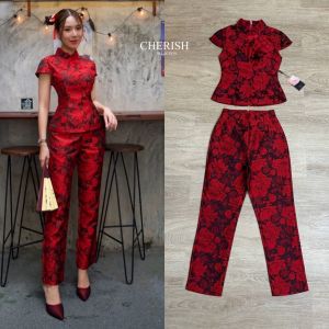 เฮง เฮง ต้นปี แดงดีสีไม่มีตก Set กี่เพ้าคู่ใจไม่พ้นแดงไหนต้องแดงนี้ ตัวเสื้อเข้ารูป คอจีนผ้าทอลายเกรดพรีเมี่ยมลายดอกดูมีมิติ มาพร้อมกางเกงขายาวพร้อมกระเป๋าใช้งานได้จริง ซับในเนื้อนุ่ม เสริมอกพร้อม set นี้ต้องมีนะคะ 🧧🧧