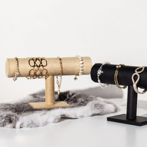 ตู้เสื้อผ้าแบบตัวอย่าง ชั้นวางของแบบหนังสำหรับจัดแสดง เครื่องประดับ นาฬิกา สร้อยข้อมือ จัดแสดงในห้องน้ำ ตกแต่งสไตล์ยุโรป