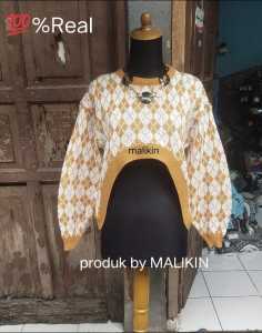 Outfit Wanita Muslim: Crop Top Knitwear, Sweater Rajut Premium, & OOTD Korean Style