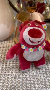 Móc khóa gấu bông Lotso đeo vòng hoa đáng yêu Phụ kiện túi xách gấu dâu _ Ting Ting