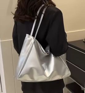 ของพวกที่น่ารัก: กระเป๋าสะพายข้างผู้หญิงใบใหญ่ พวงกุญแจ แถมด้วยน่ารัก