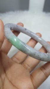 J447 กำไลหยกพม่า เจไดต์เนื้อเทียน สีขาวอมเทาแซมเขียวสด