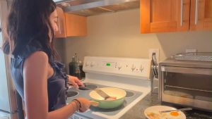 Innerwell Nonstick Deep Frying Pan 10 Inch with Healthy Ceramic Coating Non-Stick Wok Stir-Fry Wok with Lid Induction Compatible