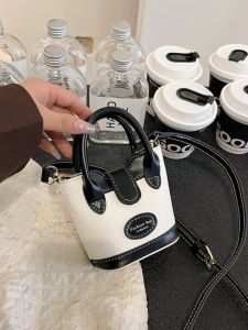 กระเป๋าถือทรงถังสุดเก๋สำหรับผู้หญิง กระเป๋าสะพายข้าง PU ทรงสั้น ดีไซน์เก๋ไก๋ กระเป๋าถือสไตล์เกาหลีทันสมัย