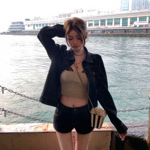 Bộ Áo Khoác và Quần Short Jeans Phong Cách Hài Hòa và Thoải Mái