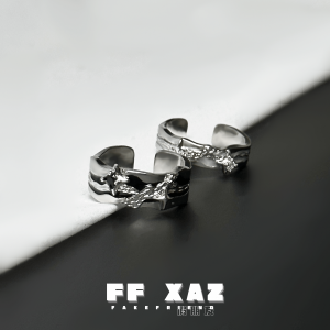 แหวนคู่รักสีขาวดําหรูหราชุดการออกแบบเดิมโลหะผสมชุบเงินทองเครื่องประดับแฟชั่นสําหรับเขาและเธอ