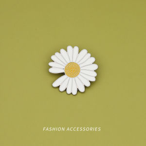 Cute Daisy Brooch Pin GD Personalized Sunflower Badge Trendy Female Style Alloy Silver Gold Original Design Fashion Jewelry Accessory