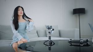 Q18 Gimbal Stabilizer Desktop 360 Rotatable Selfie Stick Tripod with Fill Light Wireless Remote Shutter