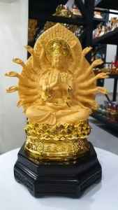 พระโพธิสัตว์กวนอิม ปางพันมือ นั่งบัว งานเรซิ่นสีทองพ่นทราย 9 นิ้ว พร้อมฐานดำ รูปแบบสูง