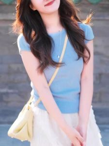 เสื้อยืดคอกลมแขนสั้นสีน้ำเงินสำหรับผู้หญิงในช่วงฤดูร้อนปี 2024 เสื้อยืดทรงสลิมฟิตสำหรับผู้หญิงที่ต้องการความสง่างามและกระชับสัดส่วน