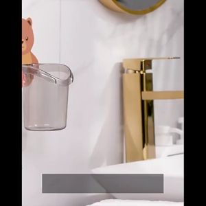 ชั้นวางหนังสือแปรงสีฟัน ที่เป็นชั้นวางในห้องน้ำ ที่ควบคุมสีฟัน แปรงสีฟัน และสีน