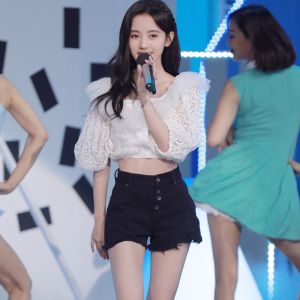 Yi Jing Yis Star กางเกงยีนส์กางเกงขาสั้นผู้หญิงหลวม Fit เอวสูงปุ่มเอวยางยืดกระชับสัดส่วนที่มีประสิทธิภาพสําหรับฤดูร้อน