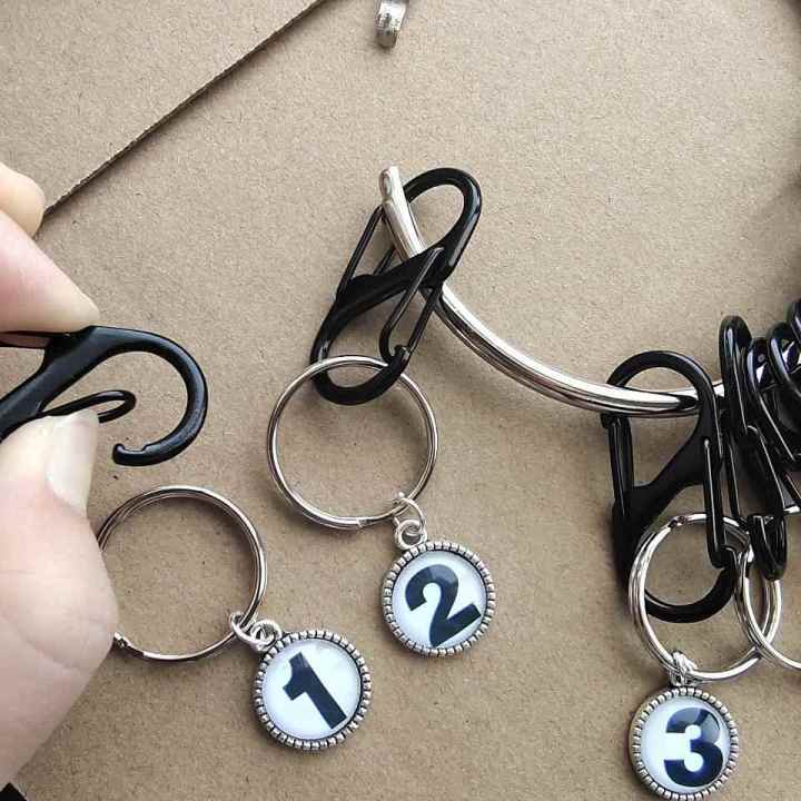 AQUAFLASK%20%7C%20Removable%20Stainless%20Steel%208-shaped%20Keychain%20Ring%20Tag%20Plate%20-%20Image%204