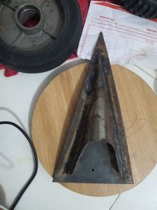 mũi cày cong    bằng sắt thép trang trí nhà gỗ