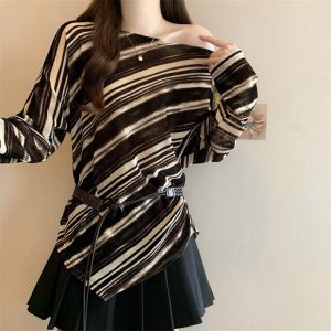 Áo Thun Dài Tay Kẻ Sọc Màu Nâu Vai Chéo Cạp Cao Không Đều Mùa Thu Cỡ Lớn Cho Nữ