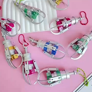 พร้อมส่ง พวงกุญแจขาคีบตุ๊กตา ใช้มือกดคีบได้จริง เล่นได้ มีหลายสี (สุ่มสี)