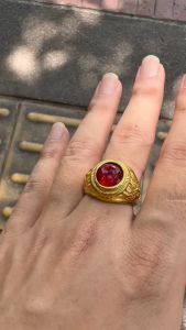 แหวนคริสตัลสีแดง แหวนผู้ชายแฟชั่น วงสีทอง งานไม่ลอกไม่ดำ