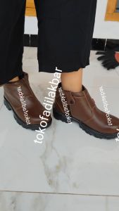 Sepatu Keselamatan Kerja Proyek & Ujung Besi Anti Slip