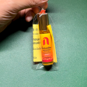 น้ำมันเหลือง ก.กรรณิการ์ ต้นตำรับดั้งเดิม แบบมีฉลาก 1 ขวด ขนาด 8ml (ลูกกลิ้ง) กลิ่นหอมอุ่น เย็นเล็กน้อย ใช้ภายนอกเท่านั้น