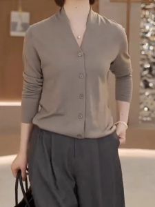 เสื้อคาร์ดิแกนถักคอวีแขนยาวหลวมๆ สำหรับผู้หญิง ฤดูใบไม้ร่วง 2024 แฟชั่นใหม่ ไซส์ใหญ่ ดีไซน์กระชับสัดส่วน ทรงเข้ารูป เสื้อผ้าทำงาน