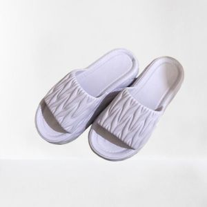 sandal karet cewek bahan premium anti slip tidak licin nyaman di pakai tidak sakit ukuran pas empuk kekinian keren bikin kece di pakai setiap hari