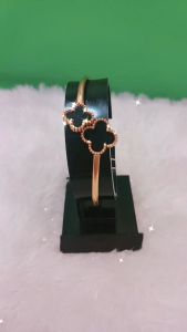 Gelang Tangan Bangle Wanita Berbentuk Daun Semanggi Empat 01 Anti Karat dan Tahan Lama Premium Quality BS001