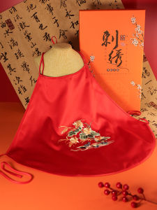 เสื้อคลุมก้นลายเป็ดแดงปักลายไหมสีแดงสดสำหรับฤดูหนาวปี 2023 เสื้อคลุมก้นปักลายไหมโพลีเอสเตอร์ผสมลูกไม้เนื้อนุ่ม