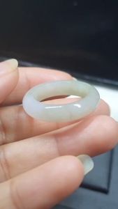 J436 แหวนหยกพม่าเจไดต์ Type A สีเหลืองน้ำอ้อยอ่อนๆ แซมขาวเนื้อวุ้น