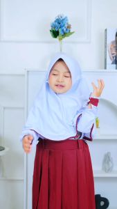 Gamis Anak Muslimah Plus Size Merah Putih dengan Hijab Syari Model Terbaru 2024