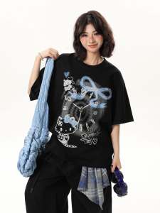 T-Shirt Wanita Lengan Pendek Motif Kucing Kartun & Pita - Katun Bernapas Premium Bahan Sejuk  Desain Sweet & Edgy Tren Korea 2025  Baju Oversize Kerah Bulat Slim Fit Gaya Influencer  Gaya Internasional  Baju Wanita Ukuran Besar Gratis Ongkir