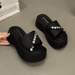 รองเท้าแตะส้นสูงพื้นหนา 7 ซม. สำหรับผู้หญิง ฤดูร้อนปี 2025 รองเท้าแตะชายหาดแบบลำลองสำหรับผู้หญิงไซส์เล็ก รองเท้าแตะแบบสวมสบาย