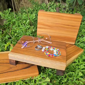 ที่วางของ โต๊ะเตี้ยวางของเอนกประสงค์ ชั้นวางของไม้สักขนาดเล็ก ก15xย20xส5ซม. หนา 2 ซม. ทำจากไม้สักแท้ แข็งแรง คงทน ลวดลายสีไม้สักสวยงามตามธรรมชาติ