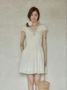 seemon | Đầm V-Neck Ren Xoắn Ôm Eo Dập Ly Ngắn