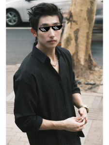 เสื้อเชิ้ตแขนยาวผู้ชาย สไตล์ฝรั่งเศส สีดำ เสื้อเชิ้ต Drapey ฤดูใบไม้ร่วง Preppy แบบอังกฤษแบบพับพื้นผิว High End ลำลอง Dresswear