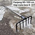 Garukan Sampah panjang/Garuk Got selokan/Alat bersih sampah/Garuk Besi Ulir mata 6/Garukan gagang besi murah/Promo Garuk sampah selokan kerja bakti/perabot rumah. 