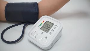 รับประกัน 2 ปี  เครื่องวัดความดันแบบพกพา วัดความดัน ที่วัดความดัน หน้าจอดิจิตอล Electronic Blood Pressure Monitor W