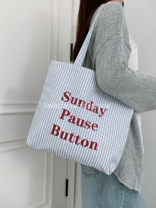 กระเป๋าผ้าใบลายทางความจุขนาดใหญ่สไตล์เกาหลี 2025 กระเป๋าสะพายไหล่ผ้าใบลายตัวอักษรแฟชั่นสำหรับการเดินทางไปทำงานทุกวัน