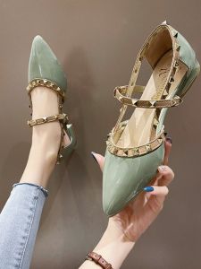 รองเท้าส้นเตี้ยหัวแหลมสำหรับผู้หญิง ฤดูใบไม้ผลิ 2025 รองเท้าส้นแบนแบบมีรูพร้อมตะขอ รองเท้าแฟชั่นแบบมีสไตล์ รองเท้าส้นแบนแบบมีสไตล์
