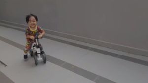 Xe chòi chân 4 bánh thăng bằng khung sắt chắc chắn cho bé từ 1-3 tuổi.Bảo hành 12 tháng